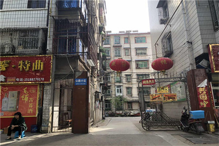 荆河街道橡塑集团宿舍第一排二单元3室1厅1卫74平米